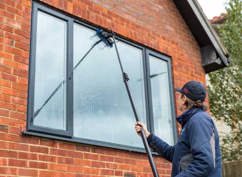 Window cleaner Reading - Residential & commercial window cleaning services